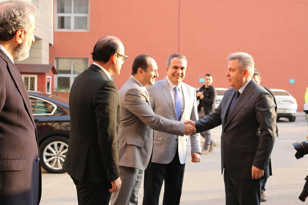 İzmir Valisi Elban, Karabağlar Kaymakamı Özgür, İzmir İl Sağlık Müdürü Erkuş, Başhekim Doç. Dr. Çalık ve Hastane Müdürü Pehlivan yeni yılda hastane personeli ve hastalara ziyarette bulundular